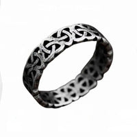 Bague viking homme argentée sur fond blanc, style runique nordique
