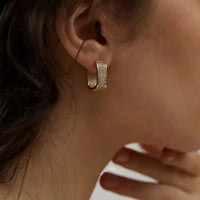 boucles d'oreilles créoles argent portées