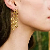 Boucles d’oreilles pendantes femme La Colibry, cascade d'ovales martelés en acier inoxydable doré.
