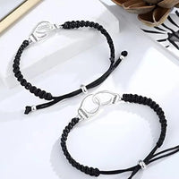 Paire de bracelets menotte ajustables en corde noire – design original avec maillons menottes entrelacés en métal argenté pour couples ou amis.