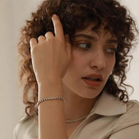 Bracelet riviere lumineux assorti au collier ras de cou en strass.