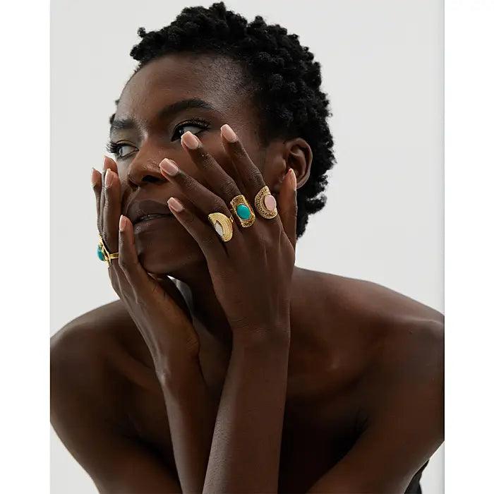 Grosse bague dorée sale