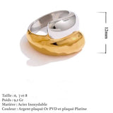 Bague femme acier inoxydable dorée et argentée mesurant 12 mm, avec finition martelée et brillante pour un look audacieux.