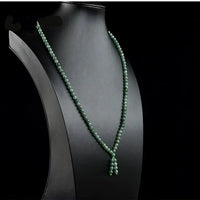 Long collier en jade véritable – parfait à porter seul ou en superposition, pour un look bohème chic ou spirituel.