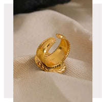 Grosse Bague Dorée avec Pierre Œil de Tigre ou Malachite – Élégance