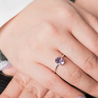 Bague améthyste et argent portée au doigt, bijou raffiné en argent sterling 925 avec pierre violette naturelle