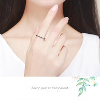 bague en argent noir femme fine et élégante portée sur main féminine, zircon noir visible