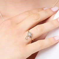 bague argent rose porté au doigt