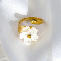 bague avec fleur acrylique