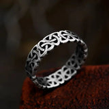 Bague viking en acier inoxydable motif nœud celtique sur fond sombre
