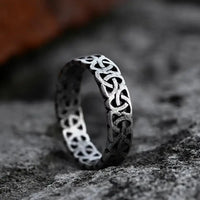 Bague viking en acier inoxydable avec symboles celtiques sur fond de roche