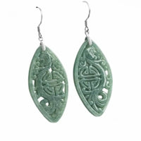 Boucles d’oreilles pendantes en jade jadéite – Vue trois-quarts

