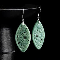 Boucles d’oreilles en jade sculpté motif Phoenix – Vue éclairée

