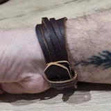 bracelet cuir porté au poignet