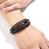 Bracelet en cuir tressé marron pour homme porté au poignet – style bohème et masculin