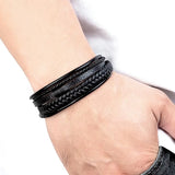Bracelet en cuir noir pour homme porté au poignet – look casual et raffiné