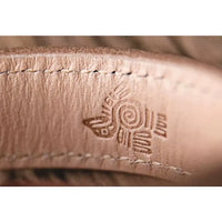 Détail intérieur du bracelet en cuir pour homme avec marquage artisanal – symbole tribal gravé