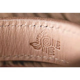 Détail intérieur du bracelet en cuir pour homme avec marquage artisanal – symbole tribal gravé