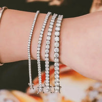 Bracelets tennis homme portés au poignet, avec pierres disponibles en moissanite ou zircon – plusieurs tailles pour un style sur mesure.

