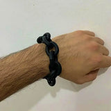 Bracelet en caoutchouc recyclé noir porté par un homme, bijou écoresponsable et original