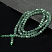 Collier en jade naturel aux perles vertes lisses – un bijou élégant aux reflets apaisants, parfait pour une touche de sérénité.