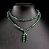Collier en jade porté en double rang – misez sur un style zen et raffiné avec ces perles naturelles soigneusement nouées à la main.