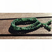 Collier en jade à la lumière du jour – découvrez les nuances uniques de chaque perle dans un collier authentique, pris en photo par une cliente.

