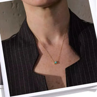 collier d'opale au cou