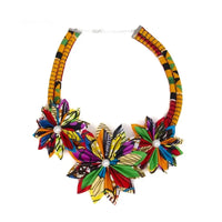 Collier en wax multicolore avec fleurs en tissu et perles nacrées, vu de face sur fond blanc